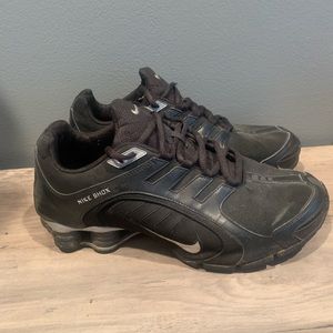 Black and gray Nike shox size 9